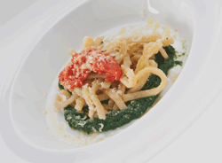 Spaghettoni-di-taralli-con-pomodorino-di-Torre-Guarceto-su-pesto-di-cristauri-e-caciocavallo-podalico