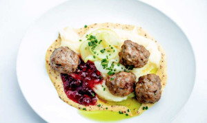 meat balls_potatoes_lingonberry