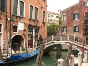 4440300-Ai_Gondolieri_Venice