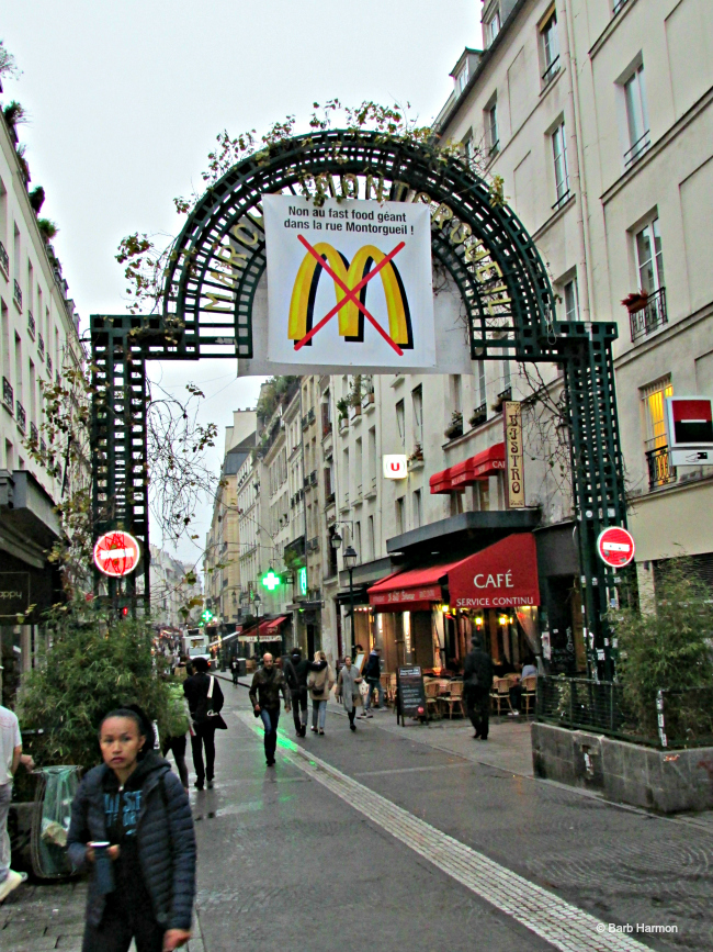 The green arch at the entrance of rue Montorgueil